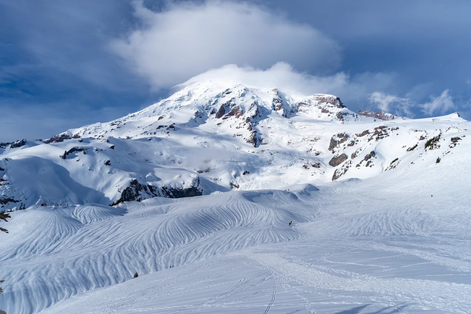 云罩雪峰