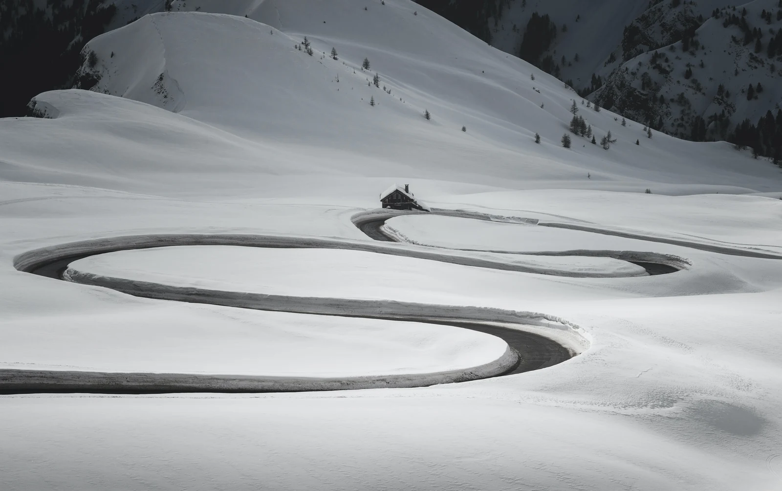 雪山曲道