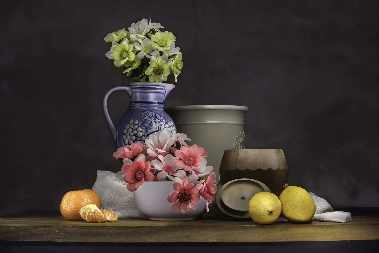 暗调桌面：陶壶瓶花与柑橘静物