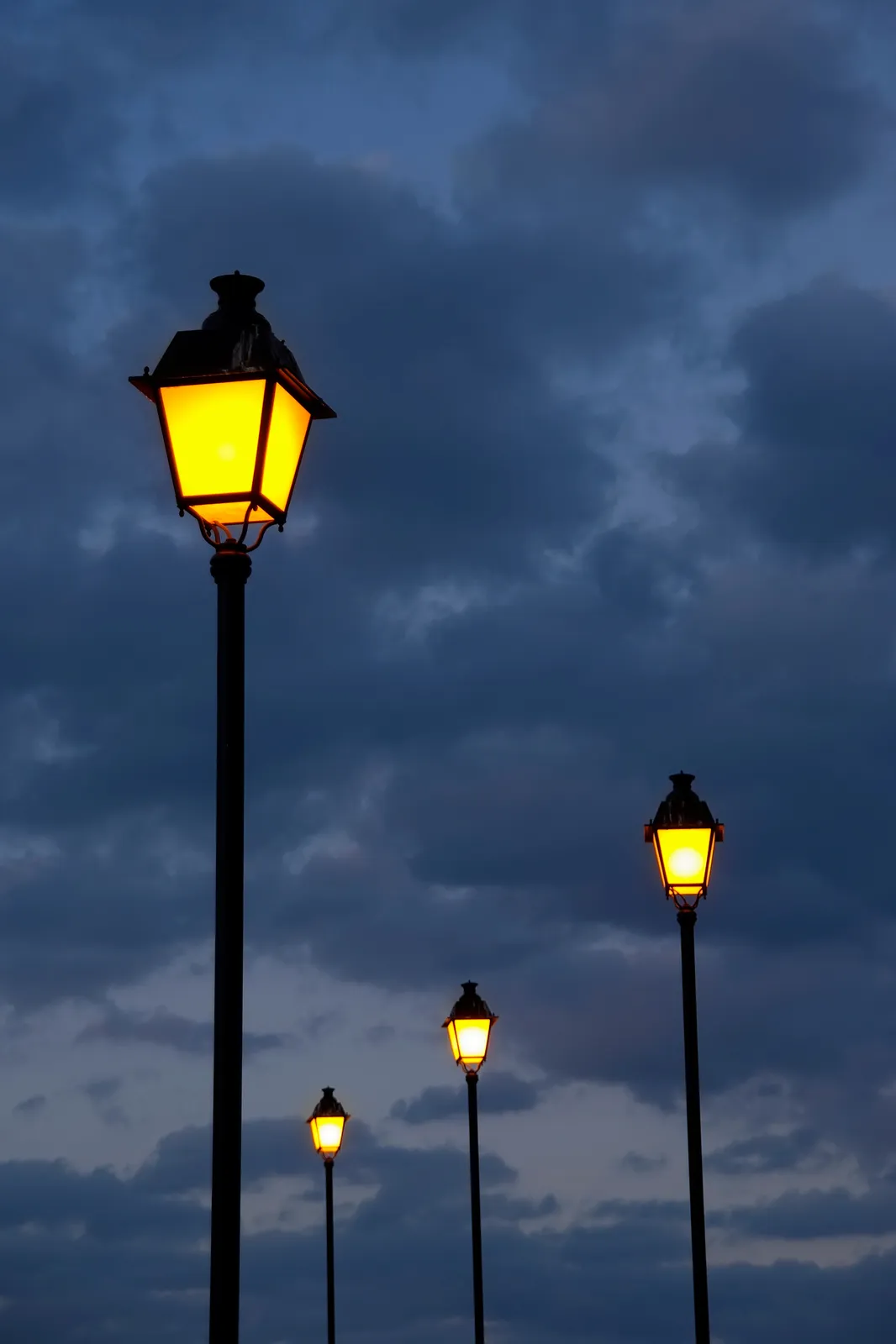 夜灯孤影